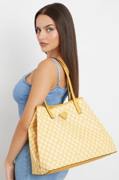 SAC CABAS ViKKY MOTIF GEOMETRIQUE GUESS JEANS JAUNE HWJT93 18290